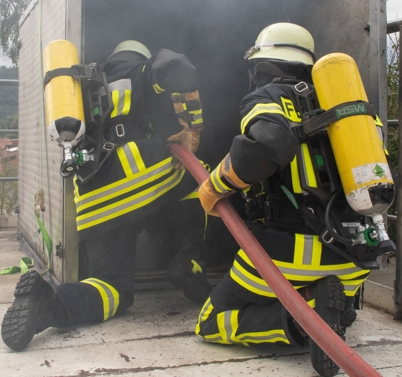 Übung in der Brandsimulationsanlage